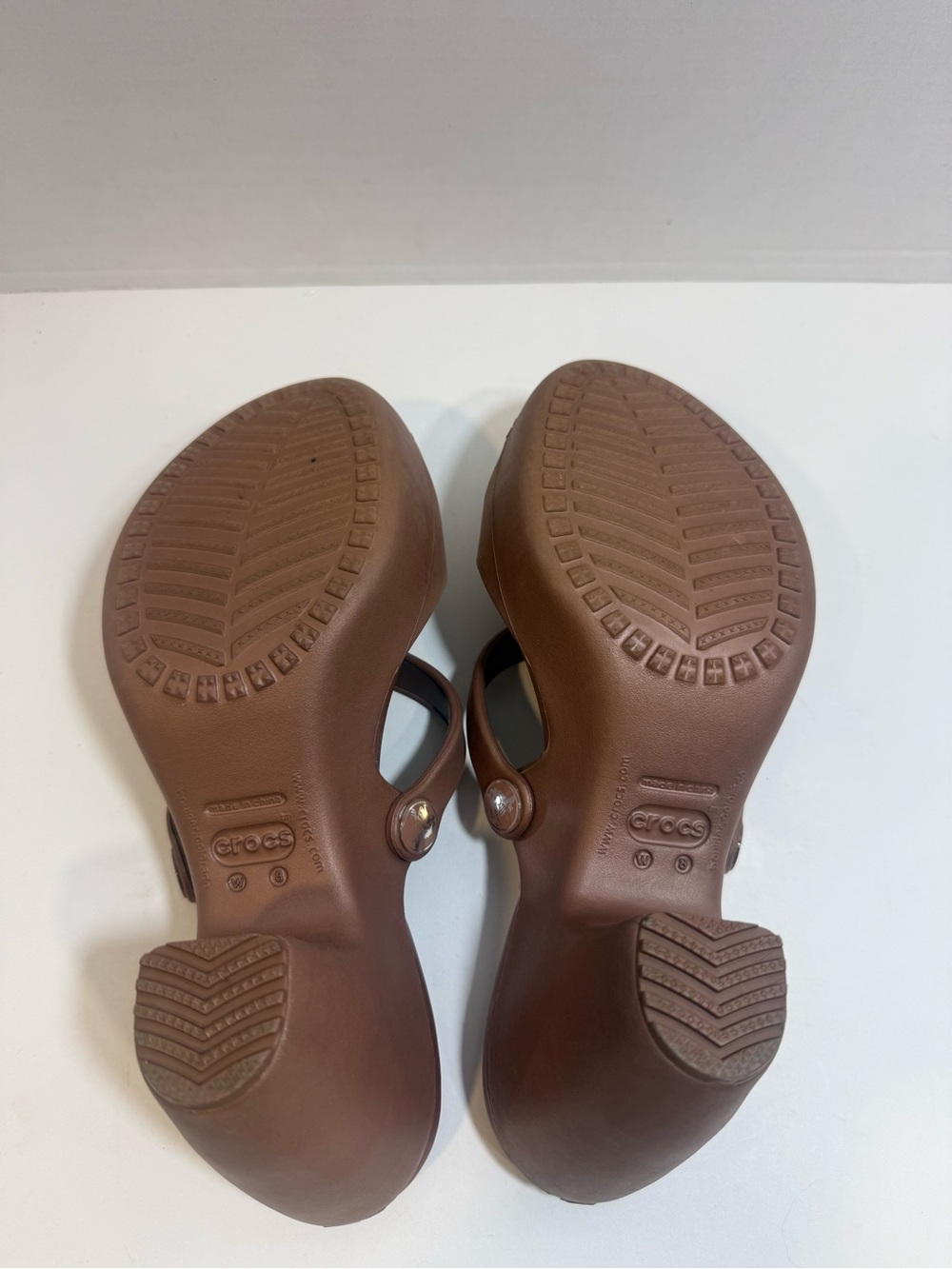 Crocs Womens W8 Brown Wedge Sandals Criss Cross Straps Slip On Comfort Heels - Picture 7 of 8